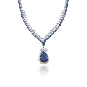 Elegante collana a V in argento con pendente a pera in zaffiro blu e zirconi bianchi
