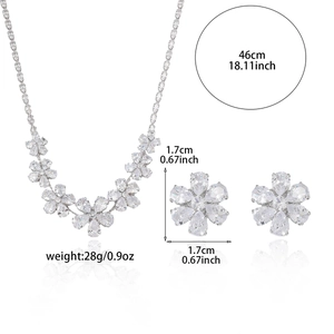 Ensemble bijoux élégant avec collier fleur en zircon 46cm et boucles d'oreilles clous