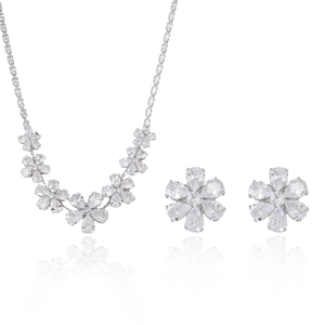 Parure de bijoux florale avec collier et boucles d'oreilles en zircons sur métal argenté