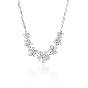 Parure de collier à fleurs en zircon avec cristaux scintillants sur fond blanc pur