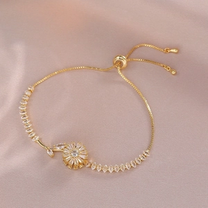 Dettaglio del bracciale dorato regolabile con fiore rotante in zircone e chiusura a scorrimento