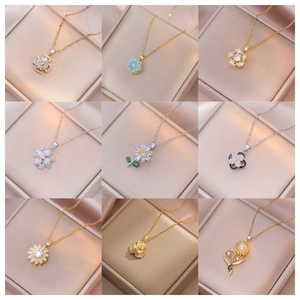 Collection de colliers en acier titane avec pendentifs fleurs et cristaux de zircon