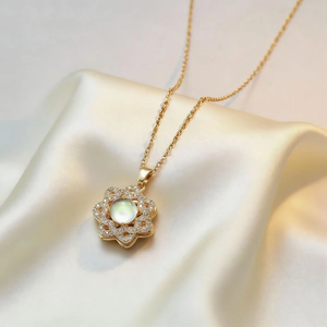 Titanium steel gold necklace with rotating snowflake zircon pendant on silk fabric