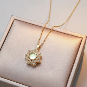 Gold-plated titanium necklace with a rotating snowflake flower pendant and zircons