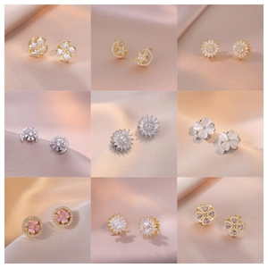 Set di nove paia di orecchini a lobo con motivi floreali e celesti oro e argento