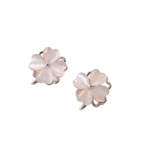 Boucles d'oreilles trèfle en argent avec pierre œil-de-chat rose au style minimaliste chic