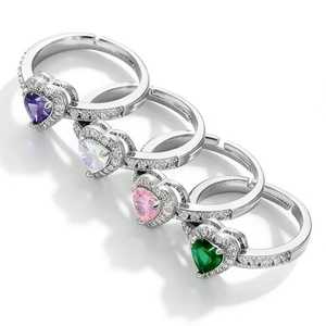 Set de cuatro anillos ajustables de corazón plateado con piedras de varios colores