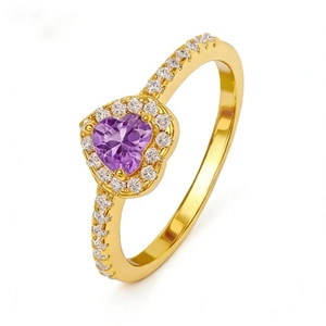 Detalle del anillo de gema de corazón púrpura con halo de circonitas y acabado oro
