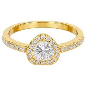 Primer plano de un anillo con gema en forma de corazón y pavé de diamantes en oro