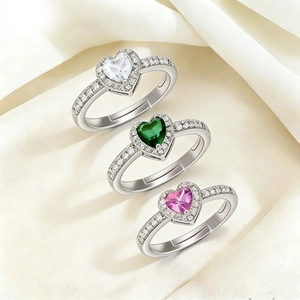 Tres anillos de gemas con forma de corazón sobre seda con banda ajustable en color plata