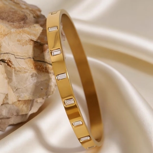Bracelet en acier titane plaqué or 18 carats poli avec pierres de zircon rectangulaires