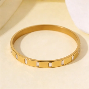 Détail d'un bracelet en titane plaqué or 18k serti de zircons cubiques carrés