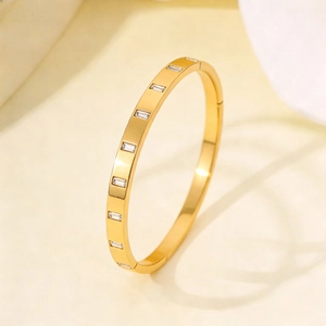 Bracelet en acier titane plaqué or 18 carats avec zircons carrés vu sous un angle de 45 deg