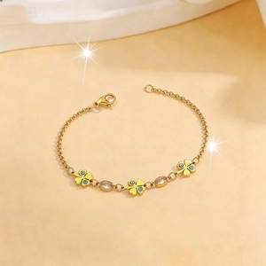 Bracelet en acier titane doré avec trèfles œil porte-bonheur et cristaux ovales