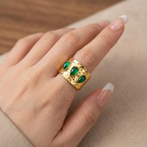 Vintage Gehämmert Breit Band Ring Edelstahl Vergoldet Mit Grünen Wassertropfen Zirkonsteinen Böhmischen Stil Für Damen