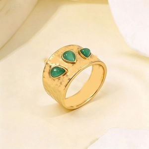 Vintage-Ring aus gehärtetem Gold-Titan mit drei grünen Tropfensteinen am Band