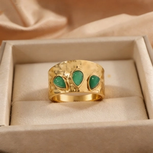 Details eines gehämmerten Goldrings mit drei grünen malaysischen Jade-Steinen in Tropfenform