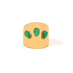 Goldener breiter Ring mit Hammerschlag-Struktur und drei grünen Tropfensteinen