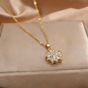 Collier élégant doré avec pendentif fleur de bauhinia et cristaux de zircone