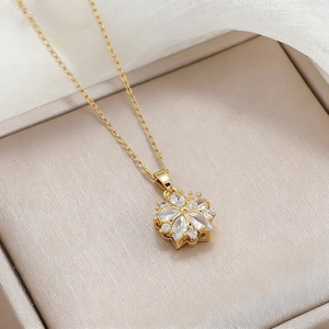 Collier bauhinia en acier titane doré avec pendentif zircon dans son coffret cadeau chic