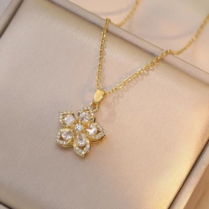 Collier fleur dorée élégant avec cristaux de zircon sur une boîte à bijoux en satin