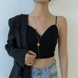 Collier double épaisseur en acier titane doré avec pendentif rond et gland sur modèle