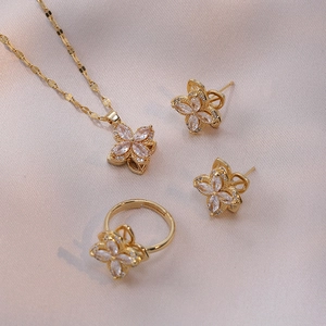 Details des goldenen Kleeblatt Schmucksets mit Zirkonia Halskette Ohrringen und Ring