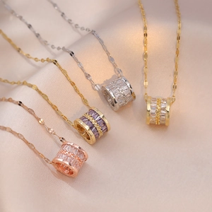 Elegante cilinder hanger kettingen met zirkoon in zilveren, gouden en roségouden finish