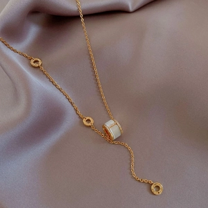 Goldene Titanstahlhalskette mit Katzenaugen-Zylinderanhänger und kleinen Diamanten