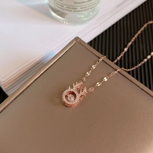 Collier bois de cerf en or rose avec un zircon scintillant sur un coffret cadeau