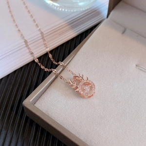 Détail du collier bois de cerf en or rose avec pierre dansante sur boîte à bijoux