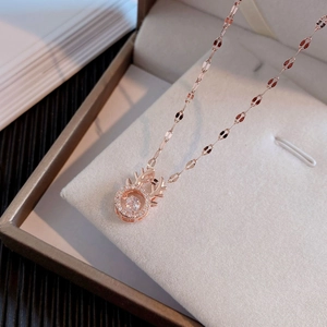 Collier élégant en bois de cerf or rose avec un pendentif scintillant en zircon mobile