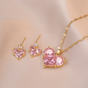 Schmuckset aus Herz-Zirkonia-Halskette und Ohrringen in Gold auf Champagner-Satin