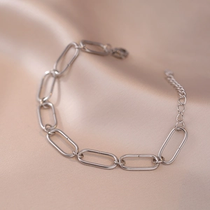 Bracelet chaîne en acier titane argenté à gros maillons sur tissu en soie lisse