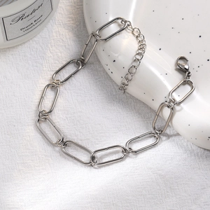 Bracelet chaîne minimaliste en acier titane avec grands maillons ovales et fermoir mousqueton