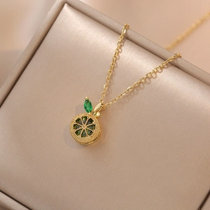Collier pendentif citron doré avec cristaux de zircon vert sur tissu satiné luxueux