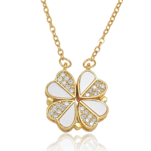 Vielseitige magnetische Gold-Kleeblattkette mit Herz-Blüten, Muschel und Pavé-Diamanten