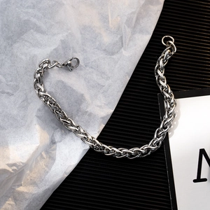 Bracciale a catena in acciaio al titanio lucido con chiusura a moschettone e design trendy