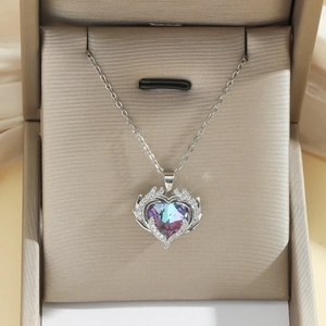 Makroaufnahme von Herz-Kristallanhänger mit Diamantakzenten in einer Schmuckschatulle