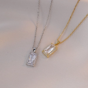 Collier avec pendentif en zircon carré en argent et plaqué or sur fond textile texturé