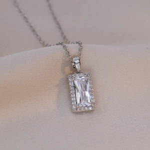 Élégant collier argenté avec pendentif rectangulaire en zircon sur une chaîne à maillons