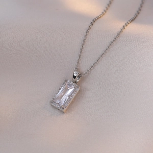 Collier en argent élégant avec pendentif zircon rectangulaire serti de petits diamants