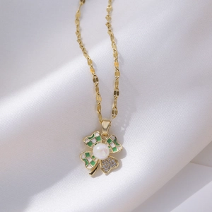 Gold-plated flower clover necklace with green enamel, zircons and a central pearl detail