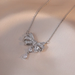 Collier nœud en argent avec pendentif goutte et oxydes de zirconium sur soie champagne