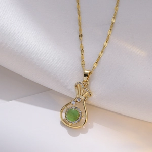 Eleganter Gold-Glückbeutel-Anhänger Halskette mit grünem Edelstein und Zirkonia-Besatz
