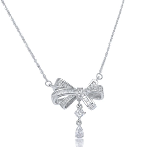 Collier élégant avec pendentif nœud argenté, cristal en goutte et zircons brillants