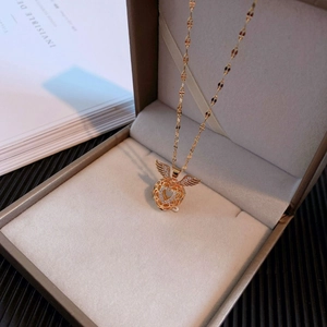 Collier cœur doré avec ailes d'ange et zircons dans un coffret à bijoux de luxe