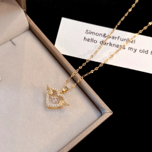 Collana cuore ali d'angelo con pietra centrale danzante su catena dorata fine