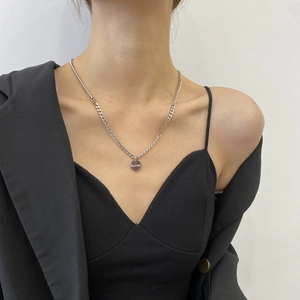 Collier en titane argenté avec pendentif Good Luck style hip hop minimaliste sur modèle