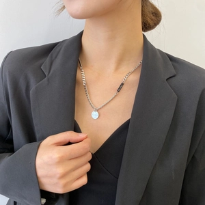 Collier minimaliste en acier titane argenté avec pendentifs gravés Good Luck sur mannequin
